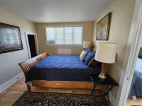 Great 3-bedroom House close to town and beaches, in Manistee , deck, WiFi and AC