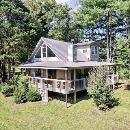 Secluded, renovated, cabin with gorgeous mountain views, firepit, hot tub
