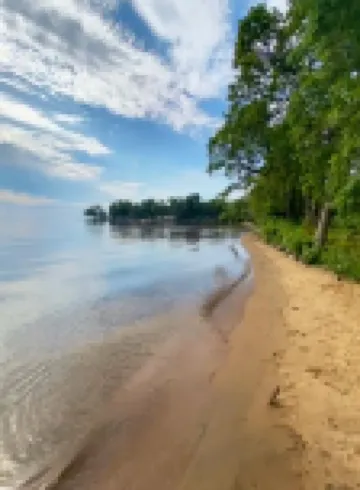 2Br Lakefront Cabin, Sandy Beach, Kayaks, Docks, Hammock Chairs & Firepit