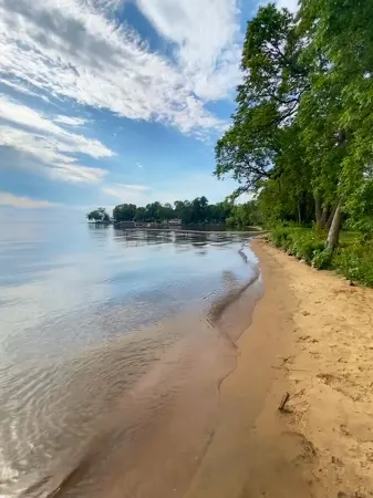 2Br Lakefront Cabin, Sandy Beach, Kayaks, Docks, Hammock Chairs & Firepit