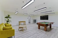 Dwntown Westfield Gem: Sleeps 17 with 6-Car Parking