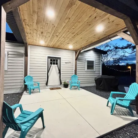 J19 North • King Suite • Stay & Ride•Direct Trail Access•in Town•WiFi•Room for 7