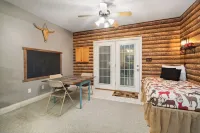 Welcome to Rustic SMAK SHAK – Your Forest View Getaway! - 샬레 호텔
