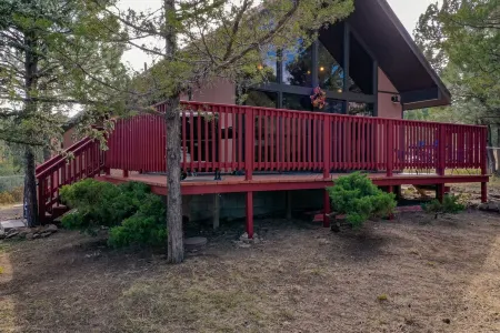 Midtown Hideaway- Cozy A-Frame Cabin with canyon views Отели рядом с достопримечательностью «Moon Mountain»