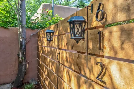 Private 2bd Adobe in the heart of Santa Fe Отели рядом с достопримечательностью «Публичная библиотека Санта-Фе»