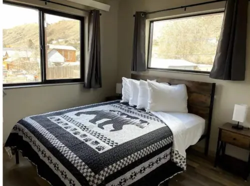 Cozy Wolf Lodge — Unit 3 Hotels in Gardiner