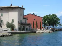 Apartment in restored Rustico directly on the lake, open all year.