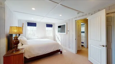 4BR, updated home in Surfside. Sleeps 8 adults, big yard/porch/deck, central air