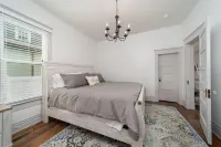 Relax at this charming, cozy DT hideaway - Pet friendly