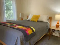 Cozy cottage in woodland setting near to hiking biking and lakes Hotels in Lincolnville