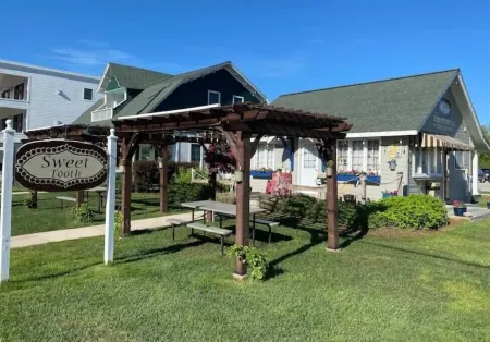 Walloon Escapes! GameRoom! Lakefront! Pets! Fireplace!Fall Colors!Boyne Mountain