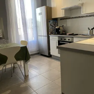 Superbe Appartement Centre Ville Avec vue sur la Mer. Lit et Chaise Haute Bébé