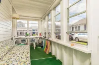 Cozy Cottage Steps from Hampton Beach, Sleeps 6, 2 car parking! Hotels in Hampton