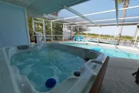 Oasis on the Gulf, screened pool, sunset, kayaks! Hotels in Hernando Beach