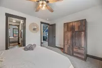 Grand View! Hot tub, AC, 2 car garage, pool access