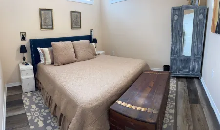 Adorable Downtown Carriage House Cottage Отели в г. Натчез