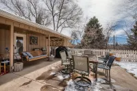 Relaxing Downtown Castle Rock guest suite. Nixon & Co. Salon & Boutique附近的飯店