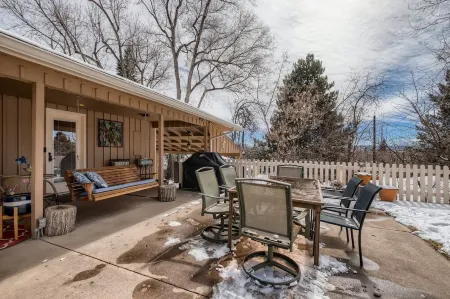 Relaxing Downtown Castle Rock guest suite.