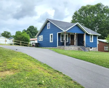 Beautiful Bristol Bungalow w/ Firepit- 5 mins to downtown & 6 mins to Casino