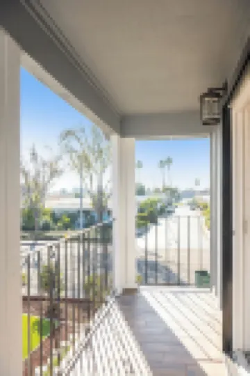 Spacious & Central. Pool Table & Ping Pong. 6 TVS. Balcony. Garage. Wifi Hotels in Union City