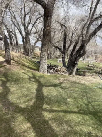 Listen to the Wind River 酒店