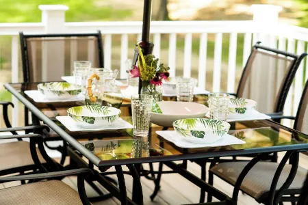 Luxury Cottage on the Potowomut River in Rhode Island 2bd/2b