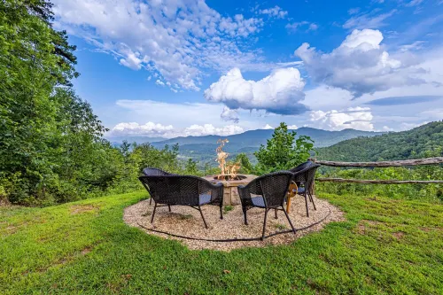 STUNNING MTN / RIVER VIEWS! 4bed/ 3bath  Hot tub, Firepit <15 min to Bryson City