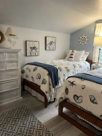 Near Seagull Beach, Short Walk to Restaurant, Shops Отели в г. Кейп Код Нэшнл Сишор