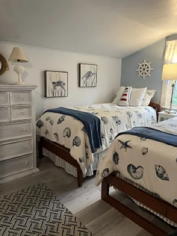 Available Memorial Weekend Near Seagull Beach, Short Walk to Restaurant, Shops
