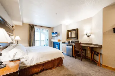 Lovely suite with spacious balcony / Ski Valet, Pool, Hot Tub, Sauna, EV charger