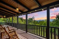 Peaceful 5-bedroom cabin with hot tub and views