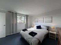 Cosy little cottage in Brightwaters NSW close to the shores of Lake Macquarie.