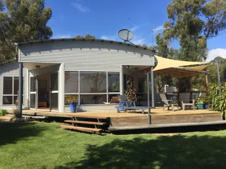 Private, sunny, waterfront retreat - Bay of Fires Отели в г. Биналонг Бэй