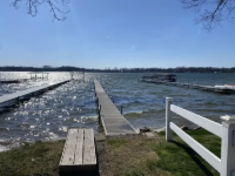 Lake Views from Great Deck, newly remodeled, Family members of all ages