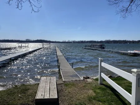 Lake Views from Great Deck, newly remodeled, Family members of all ages Отели в г. Ленауи Каунти