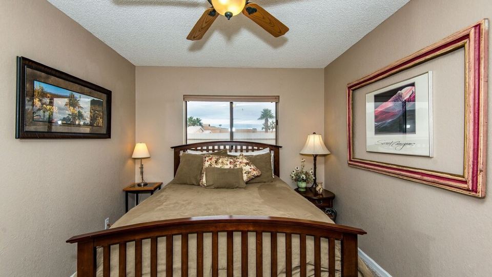 Steps from the River! Cozy 2 bed/ 2 bath condo. Min 30 day rental.