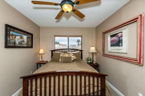 Steps from the River! Cozy 2 bed/ 2 bath condo. Min 30 day rental.