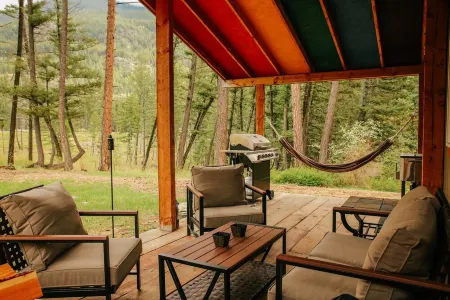 Columbia Mountain Cabin - Near Glacier NP, Big Private Backyard w Mountain Views Отели рядом с достопримечательностью «Montana Vortex and House of Mystery»