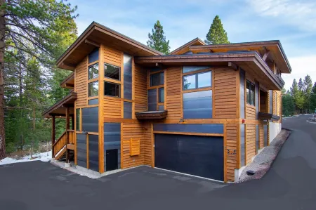 Stylish Luxury Townhouse - Walk to Downtown, A/C! Отели в г. Траки