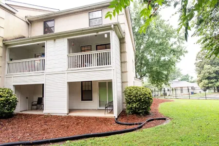 ATH  Apple - Convenient to UGA & Downtown!