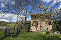 Studio apartment in a Basque country house with views of the garden.