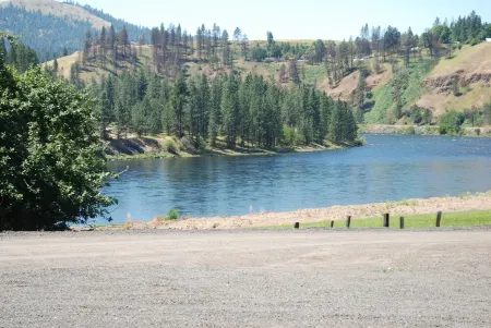 2019 40' 5th wheel on quiet property in the country with spectacular river views