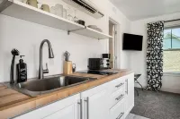 Stylish 1BR Guesthouse w/ Attached Garage ~2 Miles from Uptown Charlotte