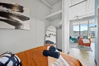 Free Parking and Gym - Loft Near Wells Fargo Arena Downtown - Stocked Kitchen