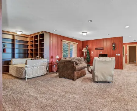 Wonderful Retreat - Enjoy holiday gatherings in this large, cozy cabin