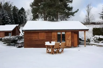 village of 14 cottages in comfortable chalets Lac d'Aydat附近的飯店