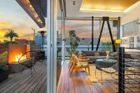 Dreamy Venice Beach 5BR House with Rooftop & Steps to Beach