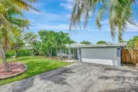 Modern 3Br Pool Home with Game Room Near Beaches!