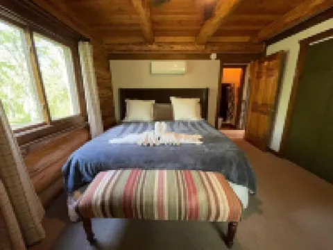Beautiful Log Cabin Retreat on 6 Acres of Forest Only 10 Minutes to Lake Geneva. Hotels in Lyons
