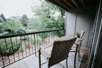 Modern, Bright Retreat  for Couples and Business Travel - King Bed
